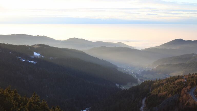 Dieses Bild zeigt eine Webcam-Aufnahme vom Achertal, aufgenommen am Freitag, den 23.01.2026 um 16:50 Uhr. Die Temperatur betrug 7.4°C.