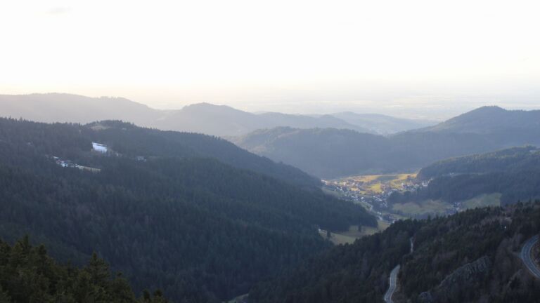 Dieses Bild zeigt eine Webcam-Aufnahme vom Achertal, aufgenommen am Samstag, den 07.02.2026 um 16:30 Uhr. Die Temperatur betrug 8.9°C.