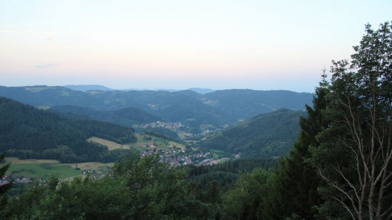 Dieses Bild zeigt eine Webcam-Aufnahme vom Achertal, aufgenommen am Sonntag, den 28.06.2026 um 05:40 Uhr. Die Temperatur betrug 27.4°C.