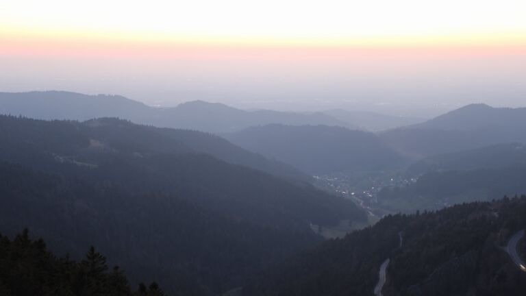 Dieses Bild zeigt eine Webcam-Aufnahme vom Achertal, aufgenommen am Freitag, den 20.03.2026 um 19:00 Uhr. Die Temperatur betrug 5.9°C.