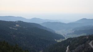 Dieses Bild zeigt eine Webcam-Aufnahme vom Achertal, aufgenommen am Freitag, den 06.03.2026 um 17:30 Uhr. Die Temperatur betrug 11.2°C.