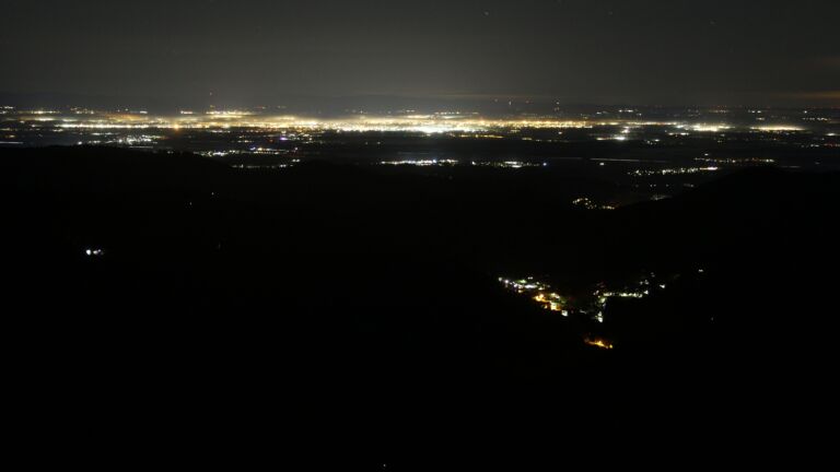 Dieses Bild zeigt eine Webcam-Aufnahme vom Achertal, aufgenommen am Sonntag, den 16.11.2025 um 03:00 Uhr. Die Temperatur betrug 7.6°C.