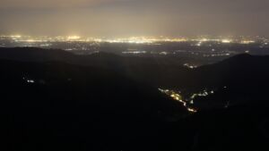 Dieses Bild zeigt eine Webcam-Aufnahme vom Achertal, aufgenommen am Dienstag, den 15.07.2025 um 22:50 Uhr. Die Temperatur betrug 13.1°C.