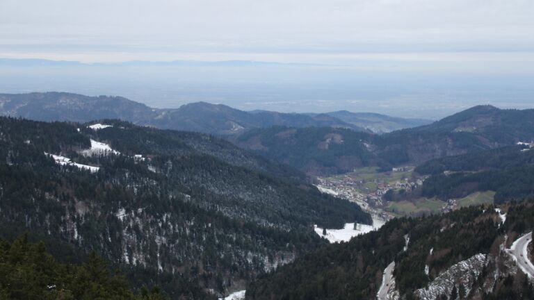 Dieses Bild zeigt eine Webcam-Aufnahme vom Achertal, aufgenommen am Sonntag, den 23.11.2025 um 16:10 Uhr. Die Temperatur betrug -1.6°C.