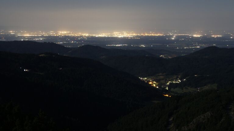 Dieses Bild zeigt eine Webcam-Aufnahme vom Achertal, aufgenommen am Sonntag, den 13.07.2025 um 02:30 Uhr. Die Temperatur betrug 15.5°C.