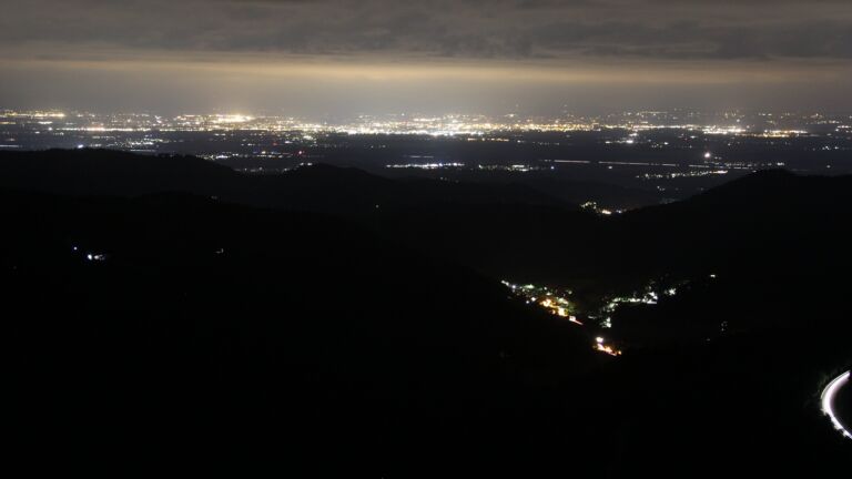 Dieses Bild zeigt eine Webcam-Aufnahme vom Achertal, aufgenommen am Donnerstag, den 31.07.2025 um 22:50 Uhr. Die Temperatur betrug 14.1°C.