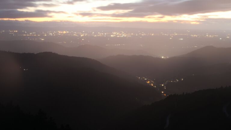 Dieses Bild zeigt eine Webcam-Aufnahme vom Achertal, aufgenommen am Donnerstag, den 11.09.2025 um 20:30 Uhr. Die Temperatur betrug 10.4°C.