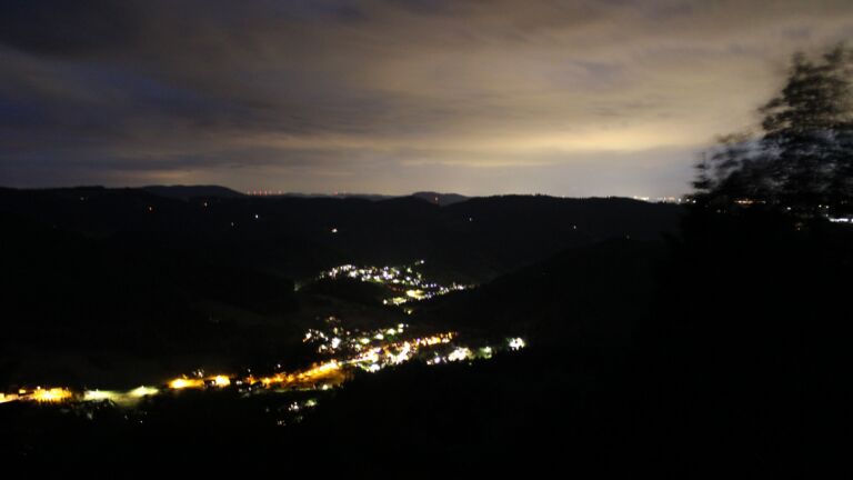 Dieses Bild zeigt eine Webcam-Aufnahme vom Achertal, aufgenommen am Samstag, den 06.06.2026 um 23:00 Uhr. Die Temperatur betrug 13.9°C.