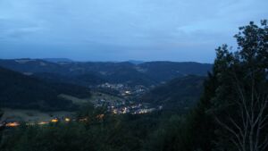Dieses Bild zeigt eine Webcam-Aufnahme vom Achertal, aufgenommen am Freitag, den 21.08.2026 um 05:50 Uhr. Die Temperatur betrug 15.6°C.