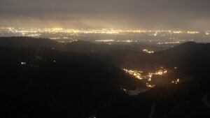 Dieses Bild zeigt eine Webcam-Aufnahme vom Achertal, aufgenommen am Donnerstag, den 01.01.2026 um 21:30 Uhr. Die Temperatur betrug -4.7°C.