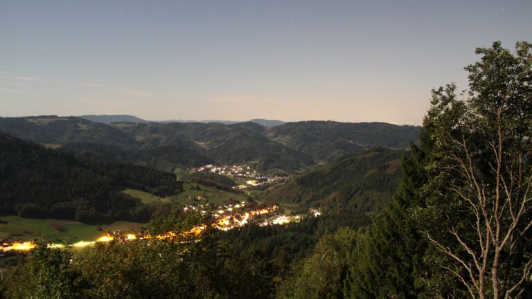 Dieses Bild zeigt eine Webcam-Aufnahme vom Achertal, aufgenommen am Sonntag, den 27.09.2026 um 23:30 Uhr. Die Temperatur betrug 22.2°C.