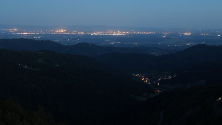 Dieses Bild zeigt eine Webcam-Aufnahme vom Achertal, aufgenommen am Freitag, den 16.05.2025 um 04:50 Uhr. Die Temperatur betrug 4.8°C.