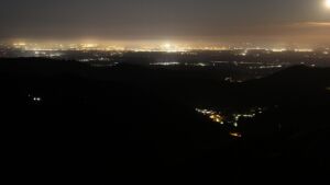 Dieses Bild zeigt eine Webcam-Aufnahme vom Achertal, aufgenommen am Samstag, den 25.04.2026 um 03:30 Uhr. Die Temperatur betrug 10.6°C.