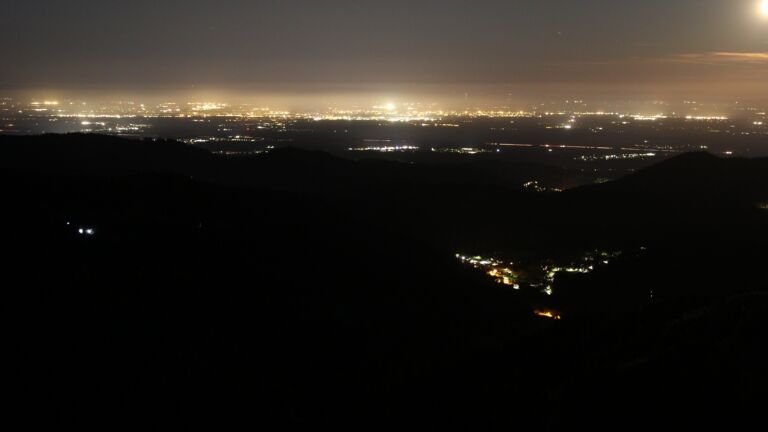 Dieses Bild zeigt eine Webcam-Aufnahme vom Achertal, aufgenommen am Samstag, den 25.04.2026 um 03:30 Uhr. Die Temperatur betrug 10.6°C.