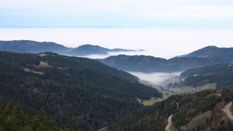 Dieses Bild zeigt eine Webcam-Aufnahme vom Achertal, aufgenommen am Dienstag, den 16.12.2025 um 11:10 Uhr. Die Temperatur betrug 10.4°C.