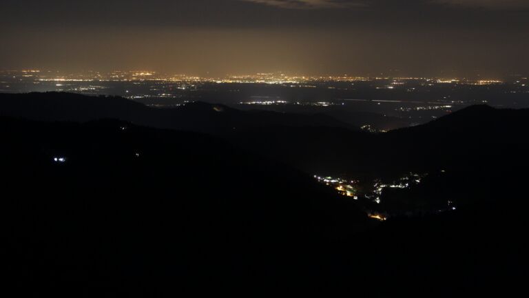 Dieses Bild zeigt eine Webcam-Aufnahme vom Achertal, aufgenommen am Samstag, den 21.03.2026 um 00:30 Uhr. Die Temperatur betrug 4.8°C.