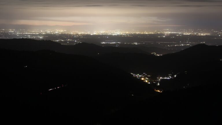 Dieses Bild zeigt eine Webcam-Aufnahme vom Achertal, aufgenommen am Samstag, den 15.11.2025 um 18:00 Uhr. Die Temperatur betrug 8.8°C.