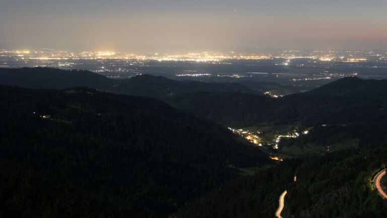 Dieses Bild zeigt eine Webcam-Aufnahme vom Achertal, aufgenommen am Freitag, den 09.05.2025 um 22:30 Uhr. Die Temperatur betrug 6.6°C.