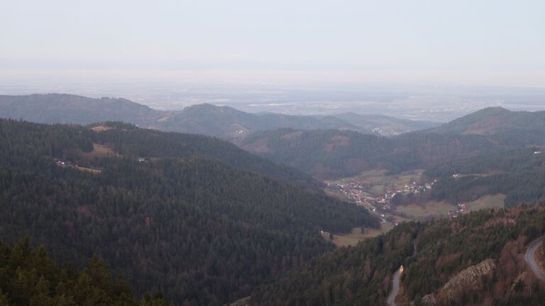 Dieses Bild zeigt eine Webcam-Aufnahme vom Achertal, aufgenommen am Donnerstag, den 18.12.2025 um 08:00 Uhr. Die Temperatur betrug 5.1°C.