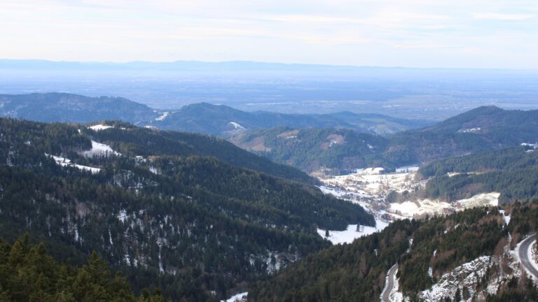 Dieses Bild zeigt eine Webcam-Aufnahme vom Achertal, aufgenommen am Dienstag, den 13.01.2026 um 13:10 Uhr. Die Temperatur betrug 6.8°C.