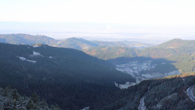 Dieses Bild zeigt eine Webcam-Aufnahme vom Achertal, aufgenommen am Dienstag, den 18.11.2025 um 08:50 Uhr. Die Temperatur betrug -2.5°C.