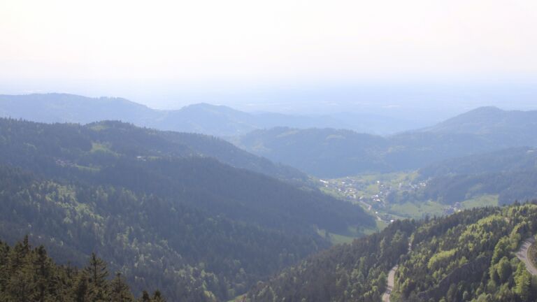 Dieses Bild zeigt eine Webcam-Aufnahme vom Achertal, aufgenommen am Freitag, den 02.05.2025 um 17:50 Uhr. Die Temperatur betrug 21.2°C.