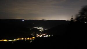 Dieses Bild zeigt eine Webcam-Aufnahme vom Achertal, aufgenommen am Montag, den 08.06.2026 um 01:00 Uhr. Die Temperatur betrug 15.1°C.
