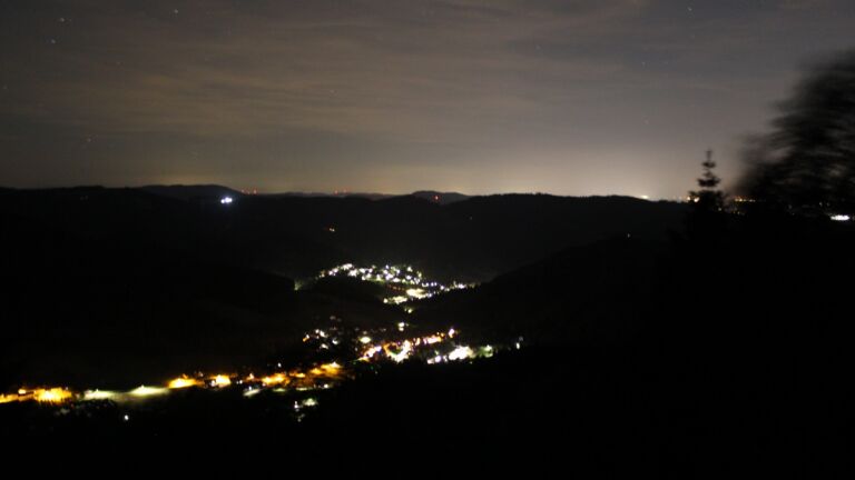 Dieses Bild zeigt eine Webcam-Aufnahme vom Achertal, aufgenommen am Montag, den 08.06.2026 um 01:00 Uhr. Die Temperatur betrug 15.1°C.