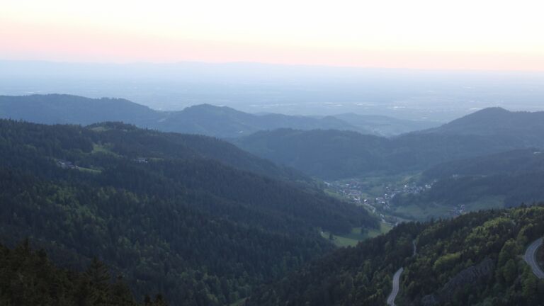 Dieses Bild zeigt eine Webcam-Aufnahme vom Achertal, aufgenommen am Freitag, den 09.05.2025 um 21:00 Uhr. Die Temperatur betrug 7.6°C.