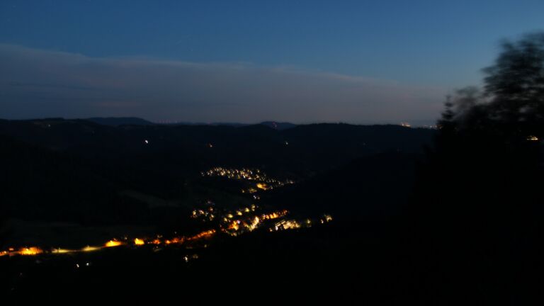 Dieses Bild zeigt eine Webcam-Aufnahme vom Achertal, aufgenommen am Freitag, den 10.07.2026 um 22:40 Uhr. Die Temperatur betrug 23.4°C.