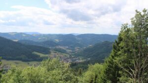 Dieses Bild zeigt eine Webcam-Aufnahme vom Achertal, aufgenommen am Montag, den 27.07.2026 um 14:00 Uhr. Die Temperatur betrug 22°C.