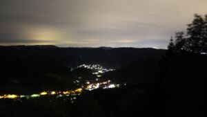 Dieses Bild zeigt eine Webcam-Aufnahme vom Achertal, aufgenommen am Freitag, den 23.10.2026 um 04:30 Uhr. Die Temperatur betrug 8.9°C.
