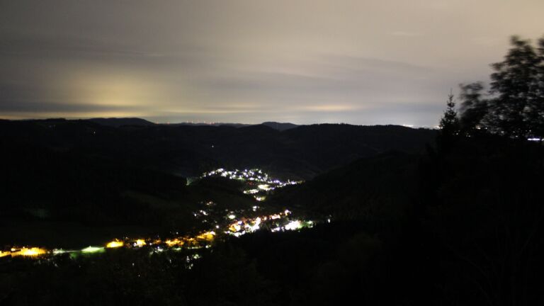 Dieses Bild zeigt eine Webcam-Aufnahme vom Achertal, aufgenommen am Freitag, den 23.10.2026 um 04:30 Uhr. Die Temperatur betrug 8.9°C.