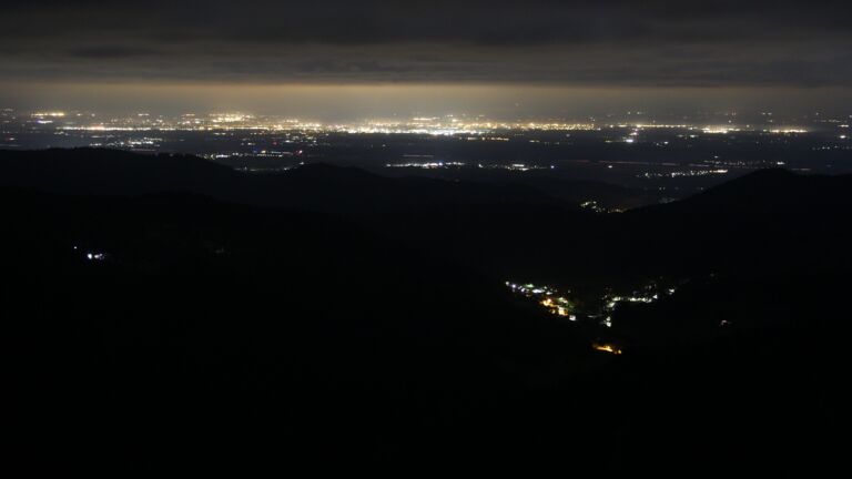 Dieses Bild zeigt eine Webcam-Aufnahme vom Achertal, aufgenommen am Dienstag, den 14.10.2025 um 02:00 Uhr. Die Temperatur betrug 6.2°C.