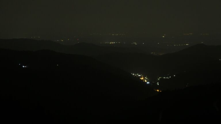 Dieses Bild zeigt eine Webcam-Aufnahme vom Achertal, aufgenommen am Donnerstag, den 28.08.2025 um 01:00 Uhr. Die Temperatur betrug 16.2°C.