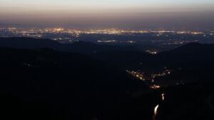 Dieses Bild zeigt eine Webcam-Aufnahme vom Achertal, aufgenommen am Donnerstag, den 26.02.2026 um 19:00 Uhr. Die Temperatur betrug 11.1°C.