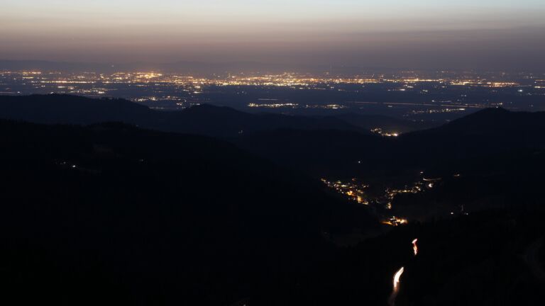 Dieses Bild zeigt eine Webcam-Aufnahme vom Achertal, aufgenommen am Donnerstag, den 26.02.2026 um 19:00 Uhr. Die Temperatur betrug 11.1°C.