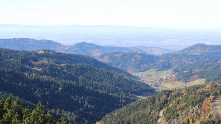 Dieses Bild zeigt eine Webcam-Aufnahme vom Achertal, aufgenommen am Dienstag, den 04.11.2025 um 12:20 Uhr. Die Temperatur betrug 13°C.