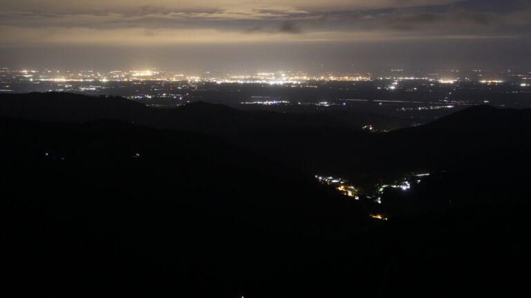 Dieses Bild zeigt eine Webcam-Aufnahme vom Achertal, aufgenommen am Montag, den 05.05.2025 um 04:30 Uhr. Die Temperatur betrug 2°C.