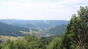 Dieses Bild zeigt eine Webcam-Aufnahme vom Achertal, aufgenommen am Montag, den 03.08.2026 um 13:30 Uhr. Die Temperatur betrug 32.4°C.