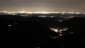 Dieses Bild zeigt eine Webcam-Aufnahme vom Achertal, aufgenommen am Dienstag, den 13.01.2026 um 21:00 Uhr. Die Temperatur betrug 6.3°C.