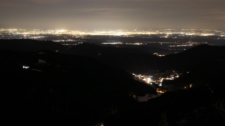 Dieses Bild zeigt eine Webcam-Aufnahme vom Achertal, aufgenommen am Dienstag, den 13.01.2026 um 21:00 Uhr. Die Temperatur betrug 6.3°C.