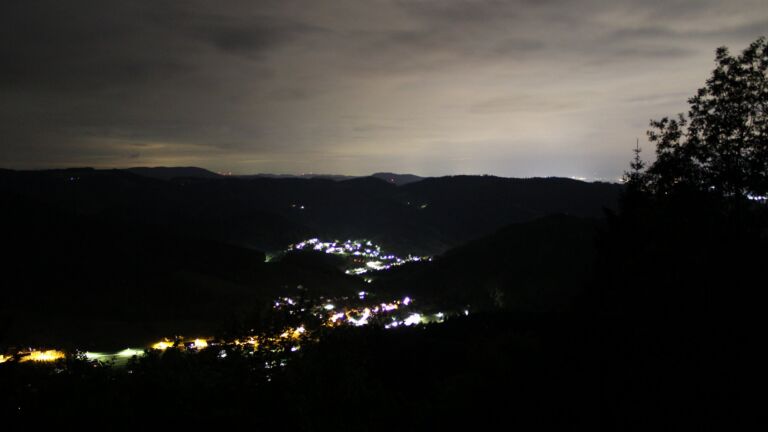 Dieses Bild zeigt eine Webcam-Aufnahme vom Achertal, aufgenommen am Sonntag, den 17.05.2026 um 01:30 Uhr. Die Temperatur betrug 5.8°C.