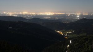 Dieses Bild zeigt eine Webcam-Aufnahme vom Achertal, aufgenommen am Freitag, den 01.05.2026 um 02:30 Uhr. Die Temperatur betrug 5.1°C.