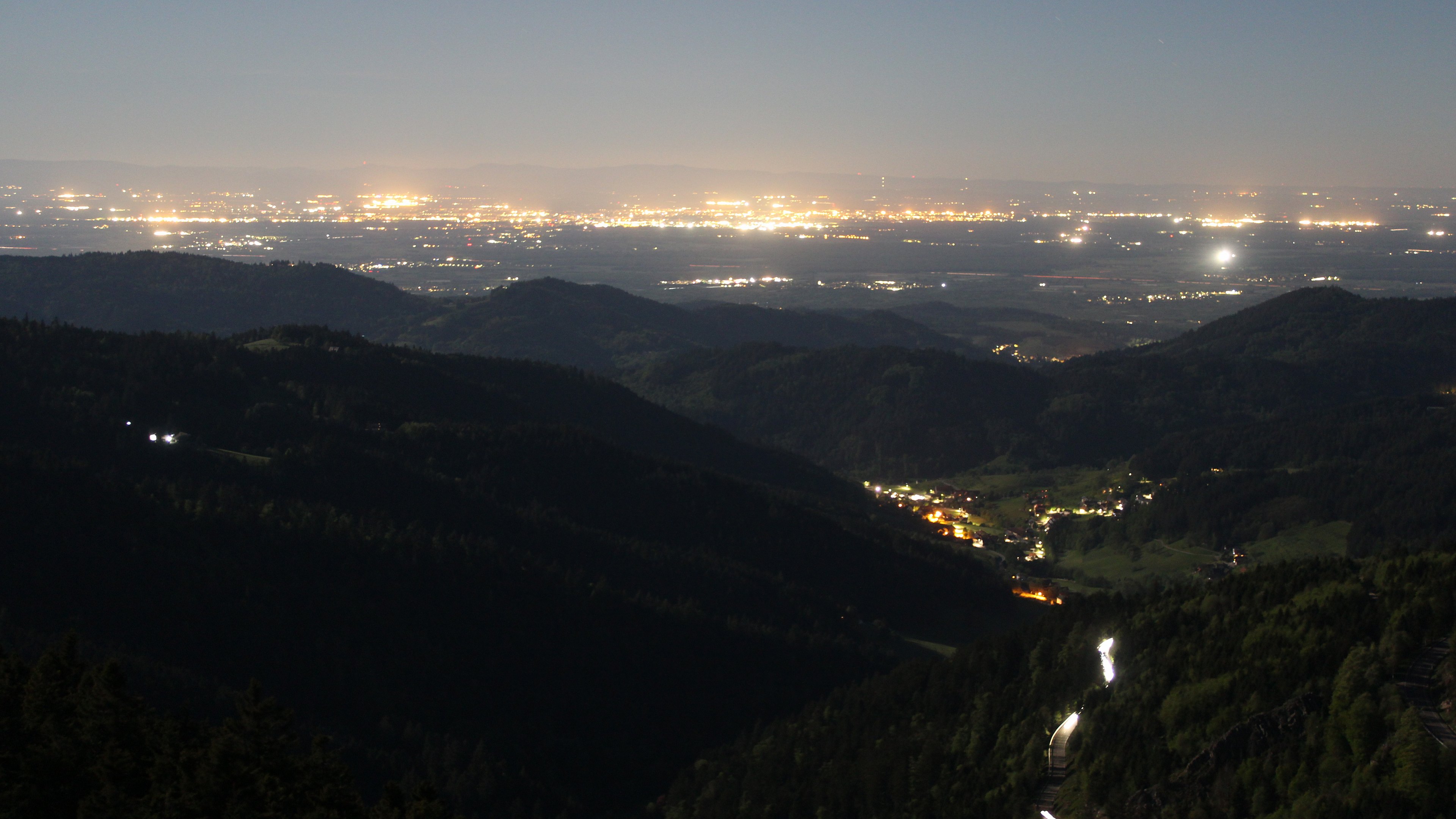 Dieses Bild zeigt eine Webcam-Aufnahme vom Achertal, aufgenommen am Freitag, den 01.05.2026 um 02:30 Uhr. Die Temperatur betrug 5.1°C.