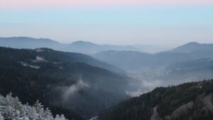 Dieses Bild zeigt eine Webcam-Aufnahme vom Achertal, aufgenommen am Samstag, den 27.12.2025 um 08:10 Uhr. Die Temperatur betrug 2.2°C.