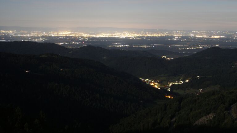 Dieses Bild zeigt eine Webcam-Aufnahme vom Achertal, aufgenommen am Samstag, den 06.09.2025 um 21:30 Uhr. Die Temperatur betrug 12.4°C.