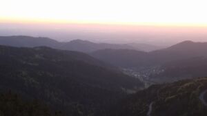 Dieses Bild zeigt eine Webcam-Aufnahme vom Achertal, aufgenommen am Donnerstag, den 30.04.2026 um 21:10 Uhr. Die Temperatur betrug 7.9°C.