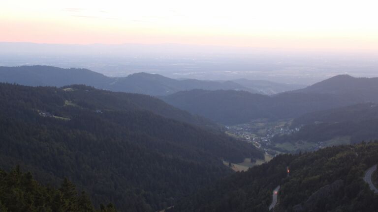 Dieses Bild zeigt eine Webcam-Aufnahme vom Achertal, aufgenommen am Samstag, den 12.07.2025 um 21:50 Uhr. Die Temperatur betrug 16.4°C.