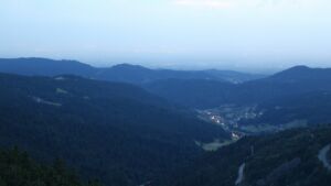 Dieses Bild zeigt eine Webcam-Aufnahme vom Achertal, aufgenommen am Mittwoch, den 02.07.2025 um 22:10 Uhr. Die Temperatur betrug 25.6°C.